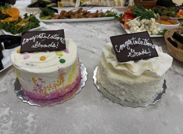 two cakes decorated with the words &amp;quot;congratulations, grads!&amp;quot;